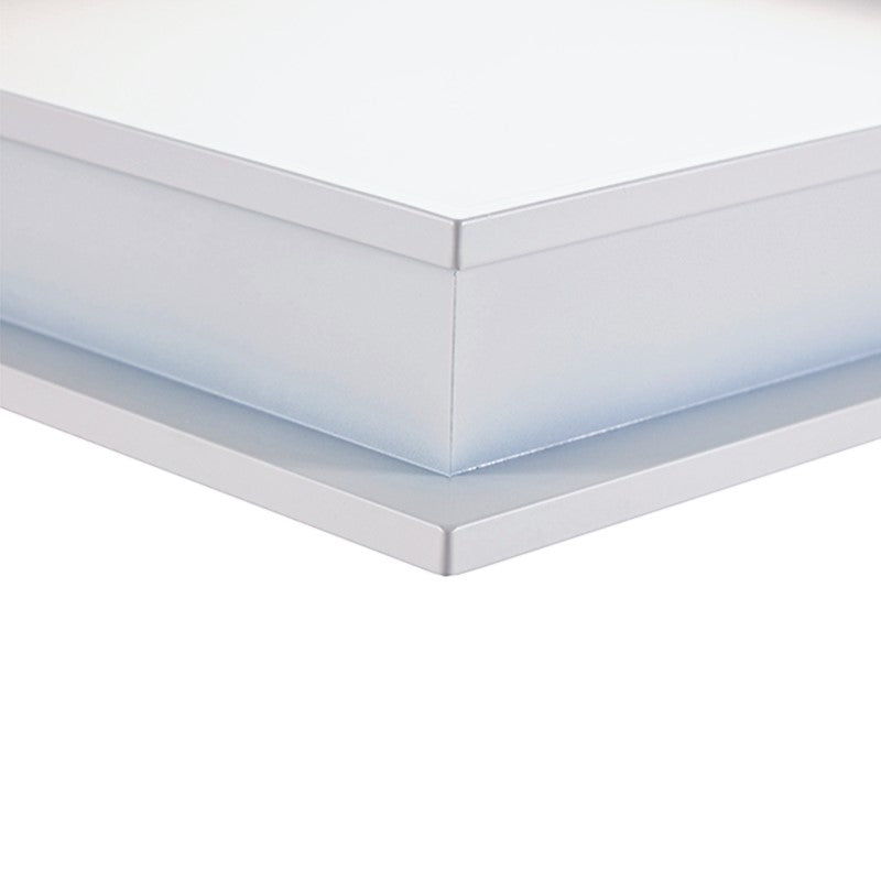 Close-up zijaanzicht van een witte aluminium LED paneelarmatuur met strakke hoeken en modern design.