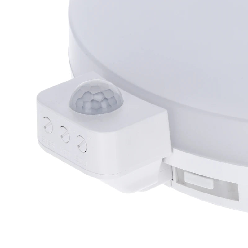 Close-up zijaanzicht van een ronde LED plafondlamp met geïntegreerde bewegingssensor en instelknoppen voor tijd, licht en gevoeligheid – ideaal voor gang, trap of halverlichting.