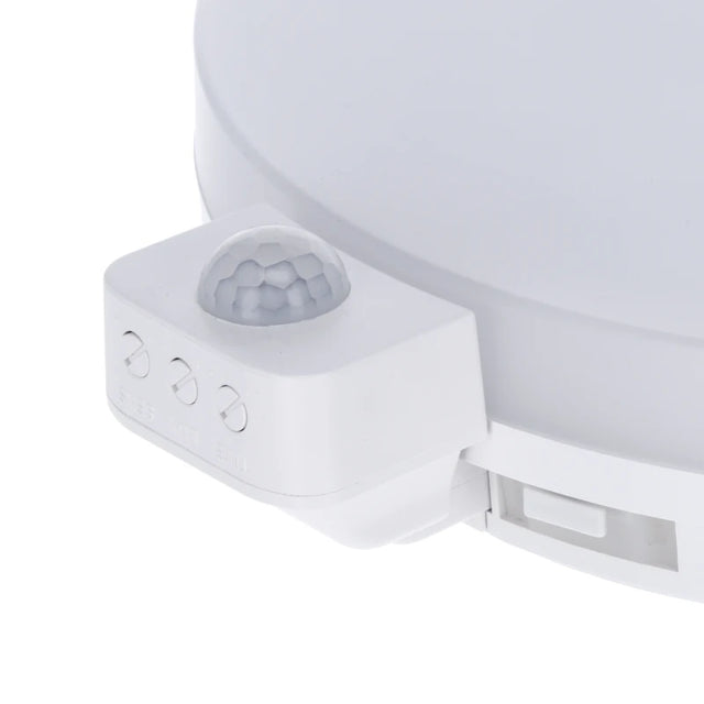 Close-up zijaanzicht van een ronde LED plafondlamp met geïntegreerde bewegingssensor en instelknoppen voor tijd, licht en gevoeligheid – ideaal voor gang, trap of halverlichting.