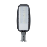 LED straatlamp in zwart armatuur, rechte vooraanzichtweergave, met meerdere kleine LED's achter een transparante afdekking en montagebeugel aan de onderzijde.