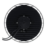 Achteraanzicht van een ronde industriële LED high bay lamp met zwarte koelribben en twee stroomkabels voor elektrische aansluiting.