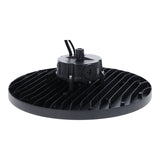 Zwarte industriële LED high bay lamp met koelribben en aansluitdoos, zijaanzicht schuin van onderen.