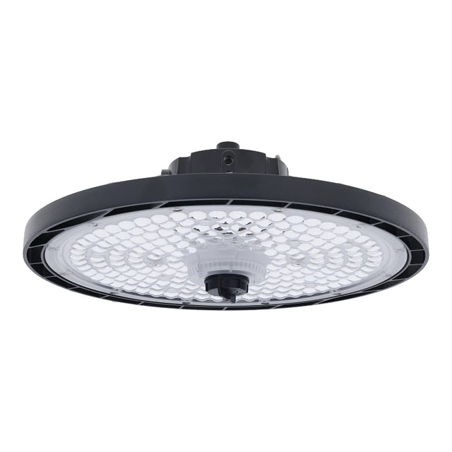 Industriële LED high bay lamp met ronde vorm, zwarte behuizing en koelvinnen, gezien vanuit een schuin onderaanzicht.