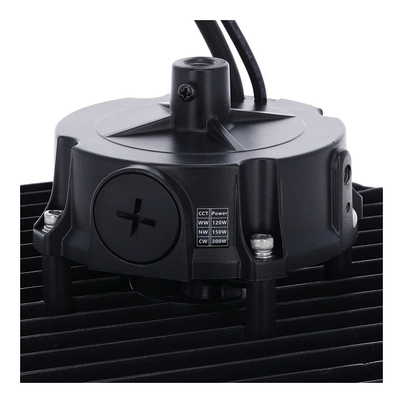 Close-up van de bovenkant van een industriële LED high bay lamp met verstelbare kleurtemperatuur- en vermogensinstellingen (WW 120W, NW 150W, CW 200W), zichtbaar kabelinvoer en koelribben.