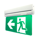 Groene LED nooduitgangsverlichting met pictogram van een rennende man en een pijl naar links, voorwandmontage aan het plafond, schuine vooraanzicht.