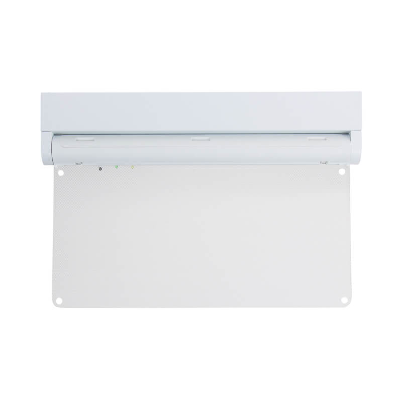 Vooraanzicht van een wit rolluik of screen met half uitgerolde witte zonwering, geschikt voor buitengebruik ter bescherming tegen zonlicht.