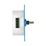 Zijaanzicht van een witte encoder met blauwe montagemodule en zichtbare terminals voor elektrische aansluiting.