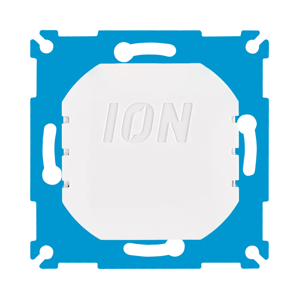Vooraanzicht van een ION inbouw enkelvoudig stopcontact zonder afdekraam, wit met blauwe bevestigingsplaat – ideaal voor strakke wandinstallaties in moderne interieurs.