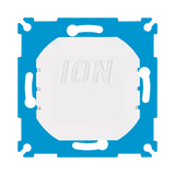 Vooraanzicht van een ION inbouw enkelvoudig stopcontact zonder afdekraam, wit met blauwe bevestigingsplaat – ideaal voor strakke wandinstallaties in moderne interieurs.