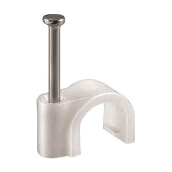 Kabelklem met spijker in zijaanzicht, geschikt voor het netjes en stevig bevestigen van kabels tegen muren of plinten, vervaardigd uit wit kunststof met metalen nagel.