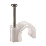 Kabelklem met spijker in zijaanzicht, geschikt voor het netjes en stevig bevestigen van kabels tegen muren of plinten, vervaardigd uit wit kunststof met metalen nagel.