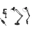 Zwarte verstelbare bureaulamp met scharnierende arm, metalen voet en tafelklem, inclusief aansluitsnoer met schakelaar – zijaanzicht van verschillende montagemogelijkheden.