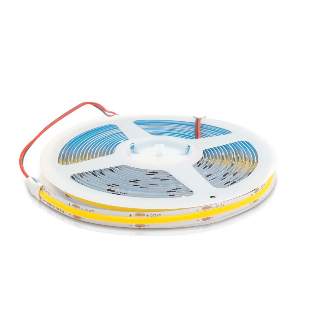 LED COB strip op rol met 12V aansluiting, zijaanzicht van opgerolde flexibele LED-verlichting met uniforme lichtlijn en dubbele geleiders.