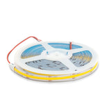 LED COB strip op rol met 12V aansluiting, zijaanzicht van opgerolde flexibele LED-verlichting met uniforme lichtlijn en dubbele geleiders.