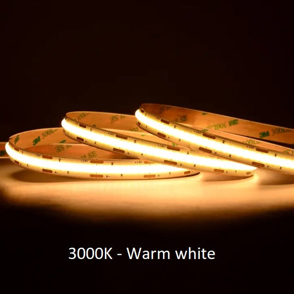 LED strip verlichting in warm wit 3000K, zijaanzicht in uitgeschakelde ruimte, met zichtbaar buigbare strip en 3M plakstrip op de achterzijde.