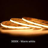 LED strip verlichting in warm wit 3000K, zijaanzicht in uitgeschakelde ruimte, met zichtbaar buigbare strip en 3M plakstrip op de achterzijde.