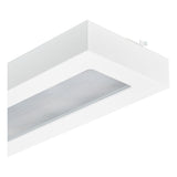 Witte opbouw LED plafondarmatuur met raster, schuin onderaanzicht van de armatuur voor kantoor- of winkelverlichting.