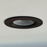 Rond zwart LED inbouwspot armatuur met gestructureerde reflector, gemonteerd in wit plafond, onderaanzicht.