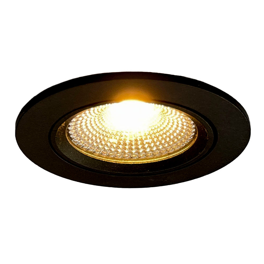 Zwarte LED inbouwspot met warm wit licht, frontaal aanzicht, geschikt voor plafondmontage in moderne interieurs.