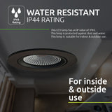 Zwarte LED inbouwspot met IP44 waterbestendigheid, geschikt voor binnen- en buitengebruik, onderaanzicht gemonteerd in plafond.