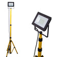 LED bouwlamp op statief met geel verstelbaar driepootstatief, vooraanzicht en schuinaanzicht van de lamp met rechthoekige behuizing en geïntegreerde LED-verlichting.