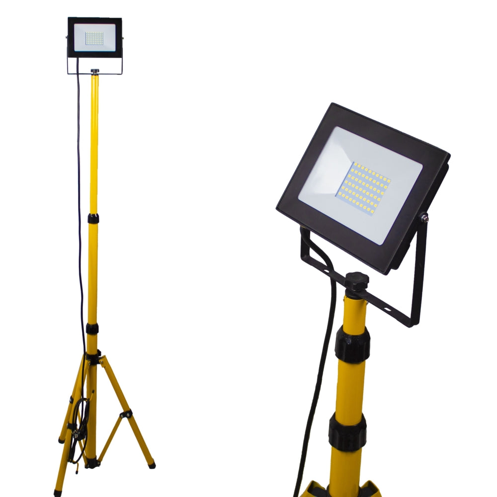 LED bouwlamp op statief met geel verstelbaar driepootstatief, vooraanzicht en schuinaanzicht van de lamp met rechthoekige behuizing en geïntegreerde LED-verlichting.