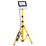 Vrijstaande gele LED bouwlamp op uitschuifbaar statief met netsnoer, vooraanzicht tegen witte achtergrond.