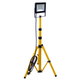 LED bouwlamp op statief, vooraanzicht – gele verstelbare driepoot met geïntegreerde LED-schijnwerper en stroomkabel, ideaal voor werf- en klusverlichting.