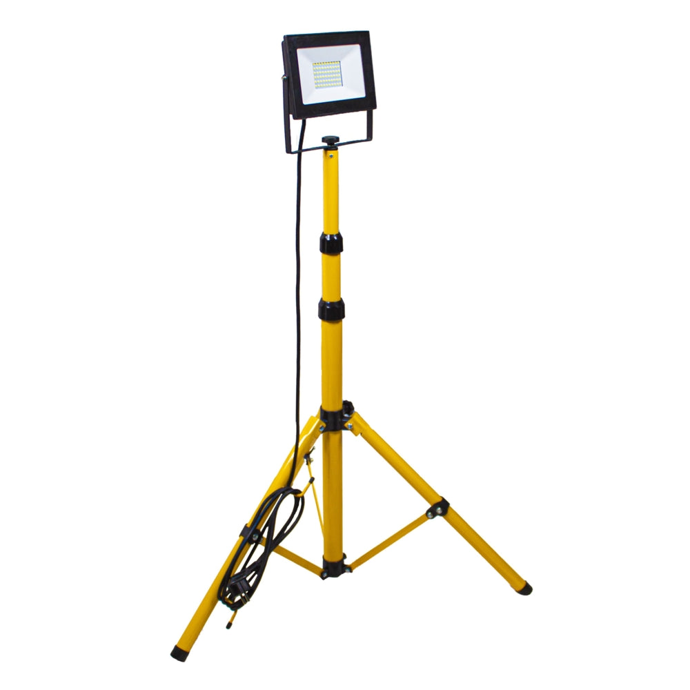 LED bouwlamp op statief met verstelbare poten en uitschuifbare hoogte, frontaal aanzicht tegen een witte achtergrond.