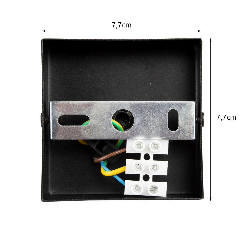Vierkante zwarte metalen montageplaat met afmetingen 7,7 cm x 7,7 cm, voorzien van metalen bevestigingsbeugel en aansluitblok met bedrading, bovenaanzicht.