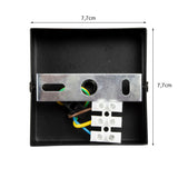 Vierkante zwarte metalen montageplaat met afmetingen 7,7 cm x 7,7 cm, voorzien van metalen bevestigingsbeugel en aansluitblok met bedrading, bovenaanzicht.