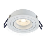 Witte ronde inbouwspot met verstelbare LED-lichtbron, schuin aanzicht van bovenaf, ideaal voor moderne plafondverlichting.