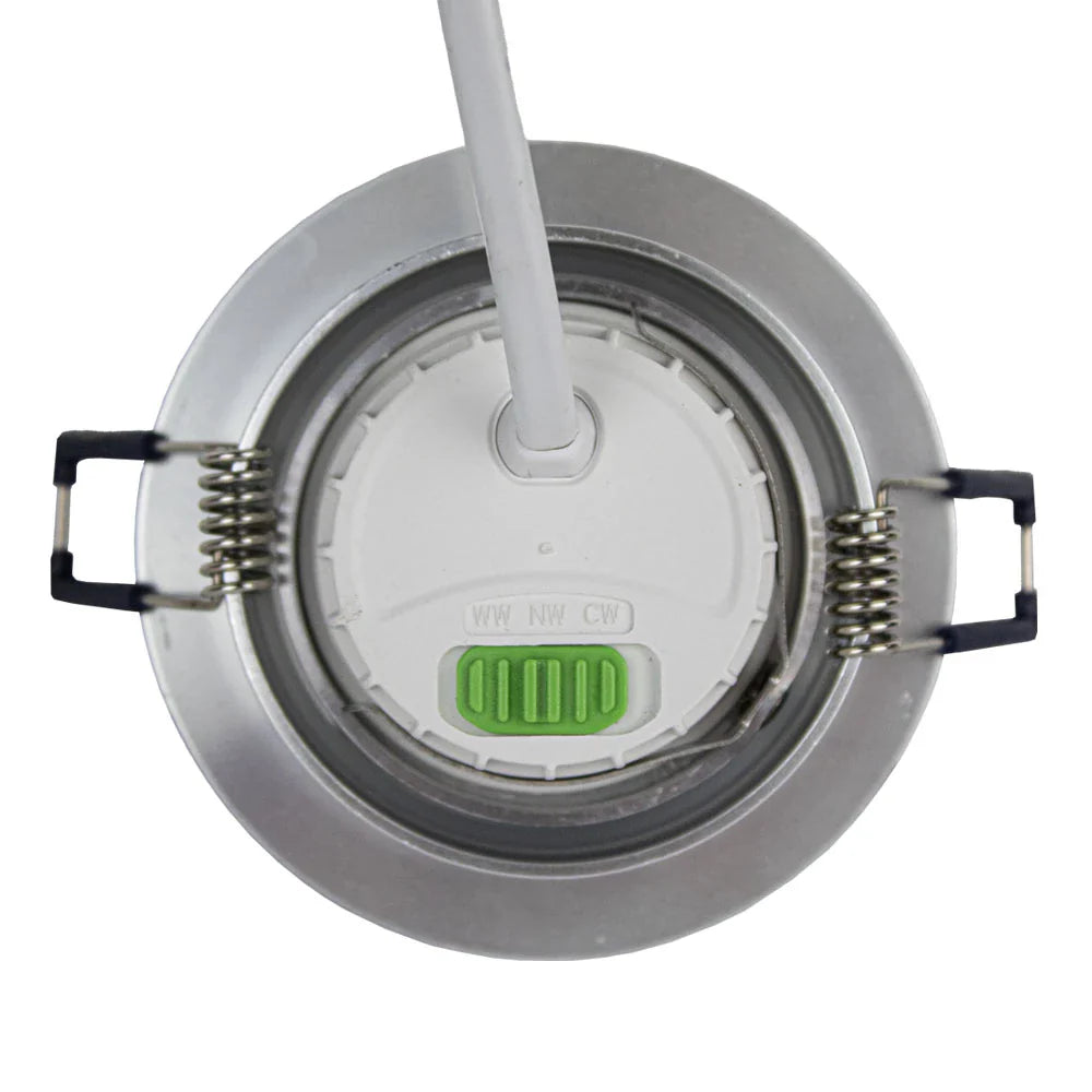 Bovenzicht van een ronde LED inbouwspot met instelbare kleurtemperatuur (WW, NW, CW) en zilverkleurige afwerking, inclusief montageveren en aansluitkabel.