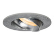 Close-up zijaanzicht van een moderne ronde inbouwspot in geborsteld aluminium, met verstelbare LED-lichtbron en warme lichtkleur.