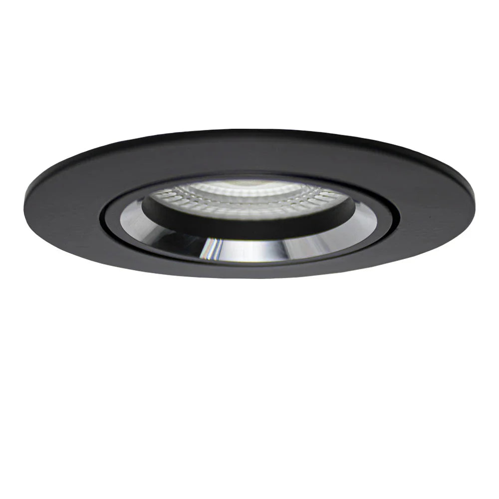 Ingebouwde zwarte LED spot met kantelbaar design, geschikt voor plafondmontage, schuine onderaanzicht afbeelding.