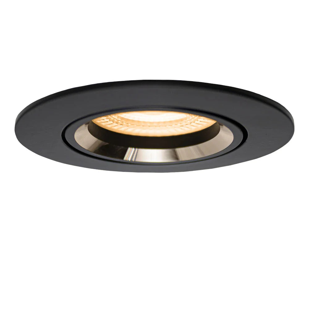Zwarte LED inbouwspot met verstelbare warm witte lichtbron, schuine zijaanzicht tegen witte achtergrond.