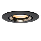 Zwarte LED inbouwspot met verstelbare warm witte lichtbron, schuine zijaanzicht tegen witte achtergrond.