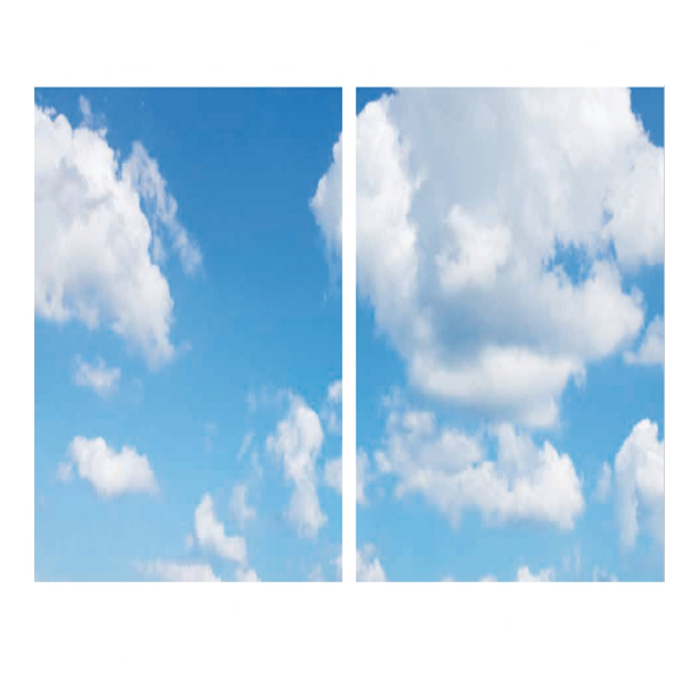 Vergelijkende afbeelding van twee ramen met helder blauwe lucht en witte wolken, links met standaard glas en rechts met HR++ isolatieglas, vooraanzicht.