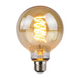 Decoratieve LED filament lamp in bolvorm met E27 fitting, amberkleurig glas en spiraalvormige gloeidraad, frontaal aanzicht.