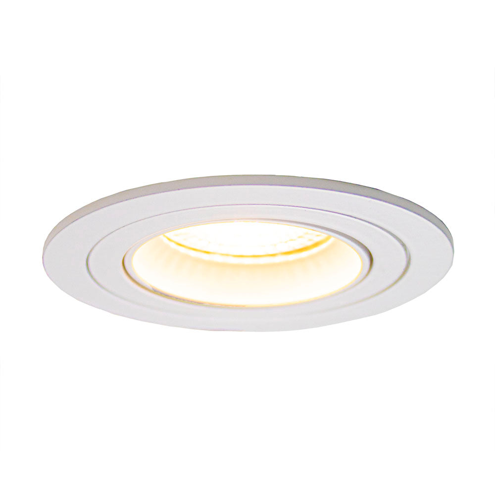 Witte ronde LED inbouwspot met warm wit licht, schuin vooraanzicht.
