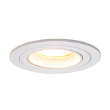 Witte ronde LED inbouwspot met warm wit licht, schuin vooraanzicht.