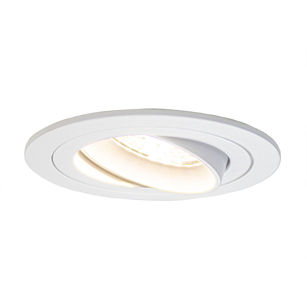 Witte ronde LED inbouwspot met kantelbaar design in zijaanzicht, geschikt voor plafondmontage en moderne interieurverlichting.