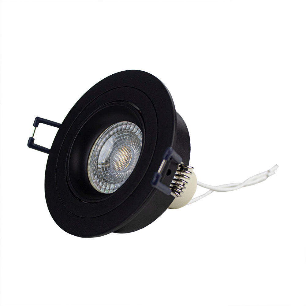 Zwarte ronde LED inbouwspot met verstelbare GU10 fitting, schuine vooraanzichtweergave met zicht op de reflector en montageveren.