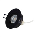 Zwarte ronde LED inbouwspot met verstelbare GU10 fitting, schuine vooraanzichtweergave met zicht op de reflector en montageveren.