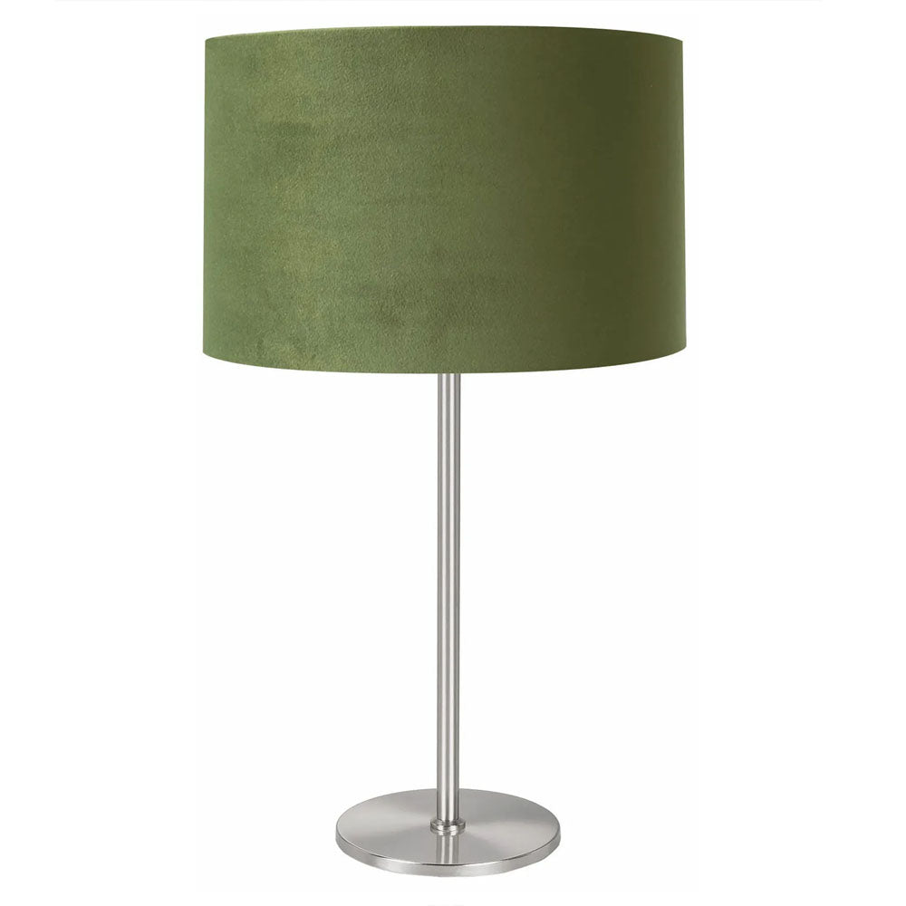 Tafellamp met groene velours lampenkap en metalen voet, vooraanzicht op witte achtergrond.