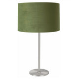 Tafellamp met groene velours lampenkap en metalen voet, vooraanzicht op witte achtergrond.