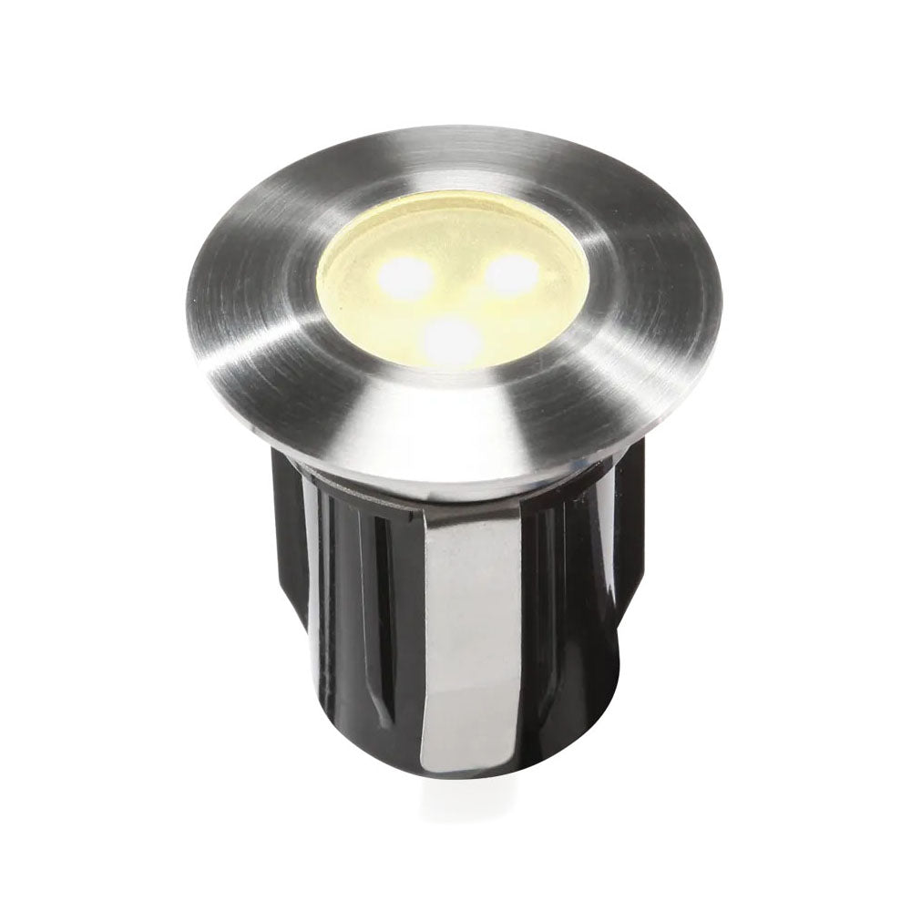LED grondspot inbouwspot RVS rond met 3 LED's – Schuin bovenaanzicht van moderne RVS LED grondinbouwspot, geschikt voor tuinverlichting of opritverlichting.