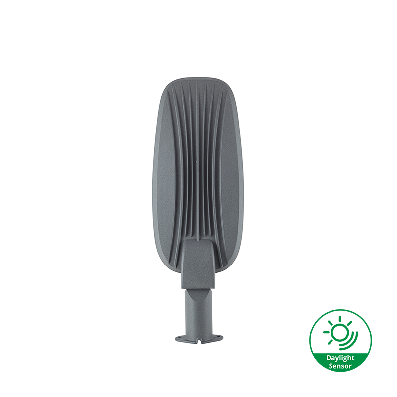 LED straatverlichting met daglichtsensor, achteraanzicht op grijze aluminiumbehuizing met koelribben, geschikt voor duurzame buitenverlichting.