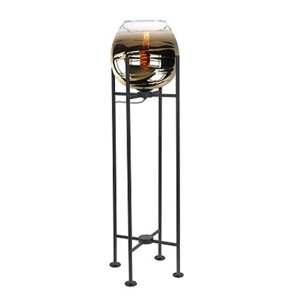 Staande designlamp met goudkleurige glazen kap en slank zwart metalen frame, frontaal aanzicht.