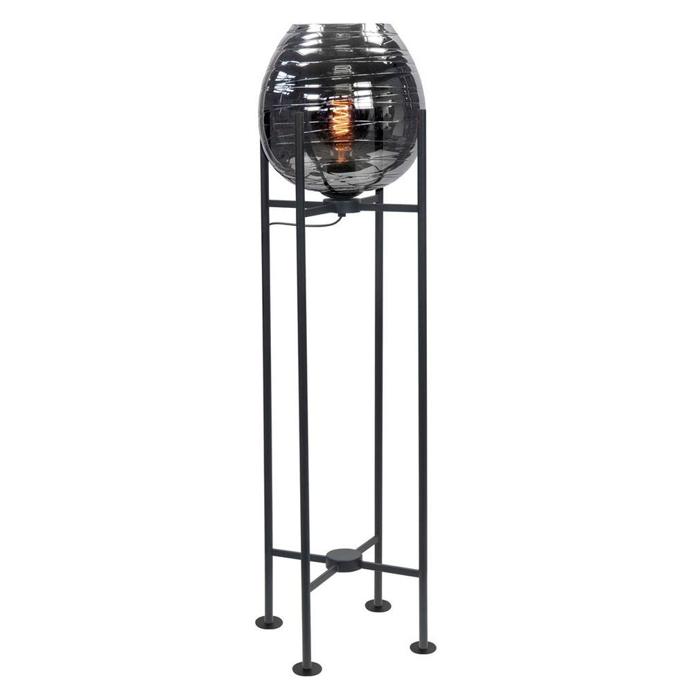 Moderne zwarte vloerlamp met glazen bol en zichtbare filamentlamp, volledig frontaal aanzicht.